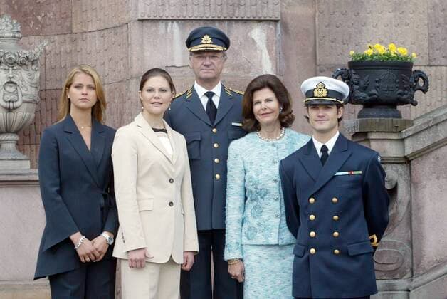 STOCKHOLM 040430 In conjunction with King Carl Gustafs 58th birthday at Stockholm Castle on election evening, the entire royal family was gathered for photography From the left Princess Madeleine, Crown Princess Victoria, King Carl XVI Gustaf, Queen Silvia and Prince Carl Philip STOCKHOLM Sweden x1030x,  Copyright: xJONASxEKSTRÖMERx KUNGAFAMILJEN