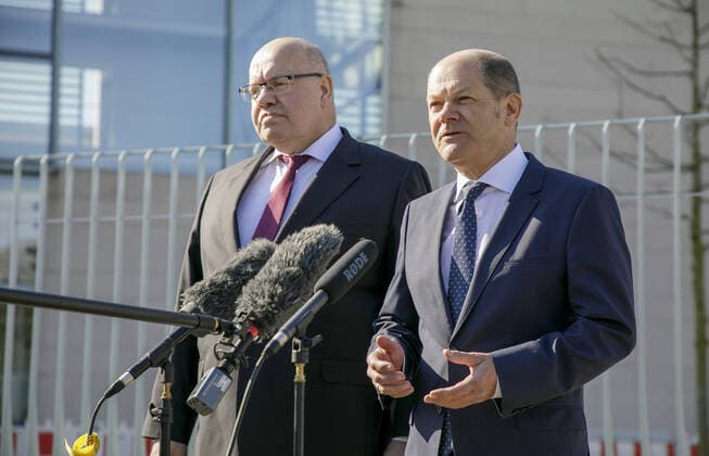 Federal Finance Minister Olaf Scholz, SPD, and Federal Economics Minister Peter Altmaier, CDU, make a statement after a cabinet meeting on new aid in the corona crisis from Berlin, 01 04 2020 Berlin Germany Copyright: xThomasxImo photothek.netx
