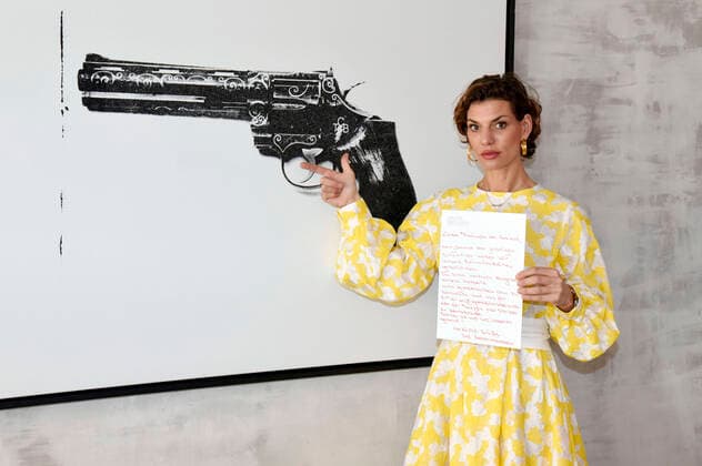 Sarah Kronsbein at an exclusive photo shooting in her gallery Kronsbein, which was closed due to the corona crisis, with pictures from the Russell Young exhibition Heroes Heroins Munich, 06 04 2020 Foto:xS.xAdamx xFuturexImage