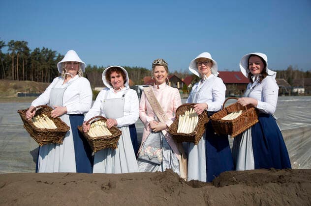 Asparagus Queen Gina Luise Schrey and the asparagus women at the traditional asparagus tapping to open the asparagus season 2020 in the Schäpe Beelitz district of Beelitz, 07 04 2020 Foto:xF.xBungertx xFuturexImage