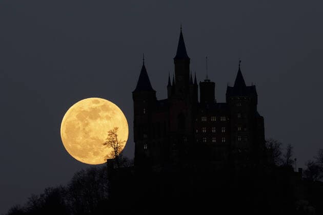 DEU Germany, Bisingen, 07 04 2020 Sky phenomenon in front of Hohenzollern Castle Supermond illuminates the night sky as close to the earth as rarely seen