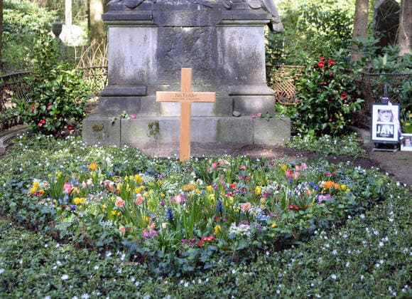 Hamburg, the 11 04 2020 A heart of flowers blossoms on the grave of the folk actor Jan Fedder Fedder, who made history with the series Großstadtrevier and Neues aus Büttenwarder on North German TV, died on 30 12 2019 While the wooden cross is still standing, the long withered funeral wreaths were removed just in time for Easter Jan Fedder A heart of flowers adorns the grave of