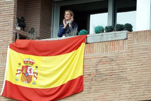 Infanta Elena on balcony applauding the toilets in Madrid 17 April, 2020 homage toilets balconies Cordon Press