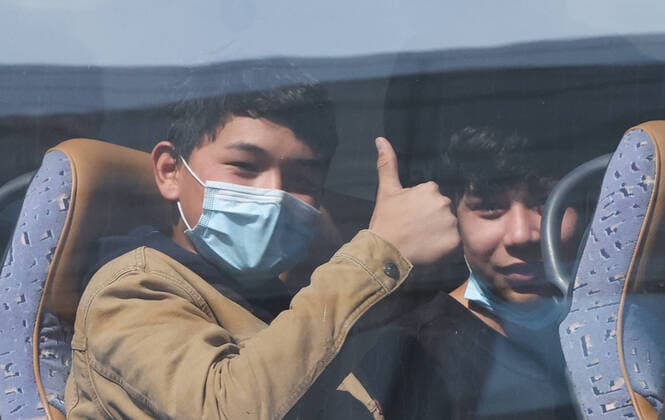 Hanover, 18 04 2020, The first refugee children from Greece have landed at 10 45 a.m. on the north-south runway at Hanover Airport in Langenhagen. On board 47 unaccompanied minor refugees, among them only four girls They come from the camps on the islands of Samos, Chios and Lesbos and are initially accommodated for a 14-day quarantine in the district of Osnabrück,
