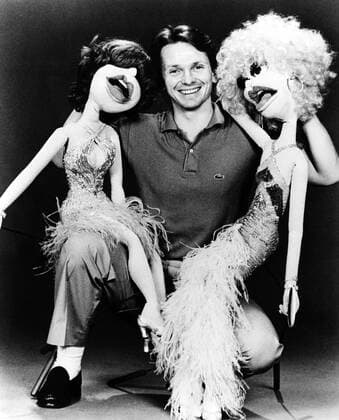 THE HANNA-BARBERA HAPPY HOUR, costume designer, director, Bob Mackie, with puppets Sis and Honey, 1978 Courtesy Everett Collection !ACHTUNG AUFNAHMEDATUM GESCHÃ„TZT! PUBLICATIONXNOTxINxCANxCHNxFRAxITAxJPNxNORxPOLxRUSxESPxUKxUSA Copyright: xCourtesyxEverettxCollectionx TBDHABA EC001