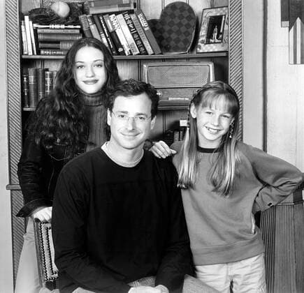 RAISING DAD, l-r: Kat Dennings, Bob Saget, Brie Larson, 2001-2012. ph: Murray De Atley WB Television Network courtesy Everett Collection Warner Bros Courtesy Everett Collection !ACHTUNG AUFNAHMEDATUM GESCHÃ„TZT! PUBLICATIONXNOTxINxCANxCHNxFRAxITAxJPNxNORxPOLxRUSxESPxUKxUSA Copyright: xWarnerxBros CourtesyxEverettxCollectionx TBDRADA EC001