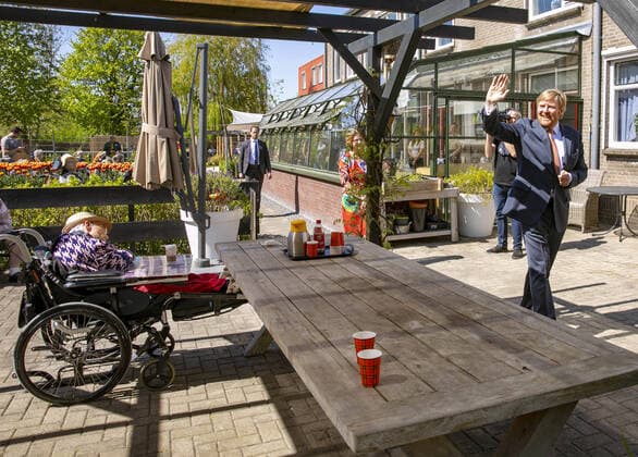 23 04 2020 Hoorn King Willem Alexander visited the residential care location Lindendael in Hoorn, part of the Omring care organization, in Hoorn The king visited the communication unit that the organization has deployed to ensure that residents can keep in touch with their families in a safe way PPE pool Nieboer