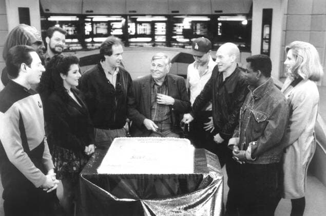 STAR TREK: THE NEXT GENERATION, from left: Brent Spiner, Michael Dorn, Marina Sirtis, Jonathan Frakes (rear), producer Rick Berman, producer Gene Roddenberry, producer Michael Piller, Patrick Stewart, LaVar Burton, Gates McFadden celebrate the show s 100th episode on set, 1987-1994, Paramount courtesy Everett Collection Paramount Courtesy Everett Collection !ACHTUNG AUFNAHMEDATUM GESCHÃ„TZT! PUBLICATIONXNOTxINxCANxCHNxFRAxITAxJPNxNORxPOLxRUSxESPxUKxUSA Copyright: xParamount CourtesyxEverettxCollectionx TBDSTTR EC093