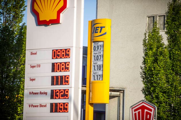 Falling oil prices lead to cheap fuel at petrol stations The litre of diesel for 0.97â¬ in Fellbach near Stuttgart Symbolic images of two petrol stations with cheap fuel prices Copyright: xSimonxAdomatx