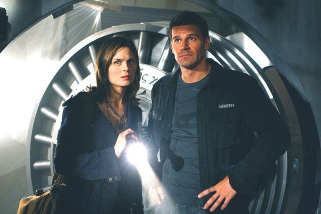 BONES, Emily Deschanel, David Boreanaz, The Widow s Son In The Windshield , (Season 3, aired September 25, 2007), 2005-, photo: Carin Baer TM and Copyright (c)20th Century Fox Film Corp. All rights reserved. courtesy Everett Collection 20thCentFox Courtesy Everett Collection !ACHTUNG AUFNAHMEDATUM GESCHÃ„TZT! PUBLICATIONXNOTxINxCANxCHNxFRAxITAxJPNxNORxPOLxRUSxESPxUKxUSA Copyright: x20thCentFox CourtesyxEverettxCollectionx TCDBONE FE120