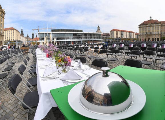 GER Sachsen Dresden Altmarkt for the second time there was a long table of Dresdens innkeepers and restaurateurs where they put out a lot of chairs. Martin Dulig, Minister of Economic Affairs, got into conversation with Martin Dulig because many of them are facing ruin because of the corona crisis and are not supported enough 240420 ddbd