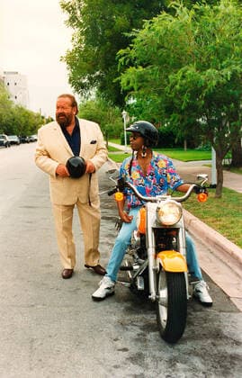 EXTRALARGE: NINJA SHADOW, from left: Bud Spencer, Michael Winslow, 1993. First Group International courtesy Everett Collection First Group International courtesy Everett Collection !ACHTUNG AUFNAHMEDATUM GESCHÃ„TZT! PUBLICATIONXNOTxINxCANxCHNxFRAxITAxJPNxNORxPOLxRUSxESPxUKxUSA Copyright: xCourtesyxEverettxCollectionx TCDEXTR EC044
