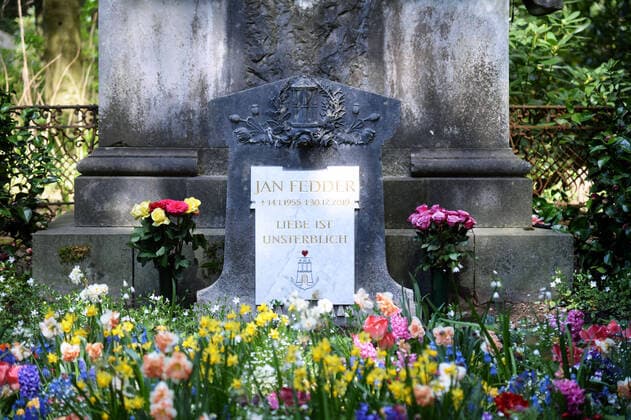 Hamburg 25 04 2019, Almost four months after his death, Jan Fedder received a gravestone in Ohlsdorf cemetery A white marble slab has been placed on the stone, his date of birth and his date of death as well as the romant