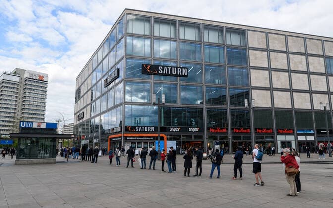 Queue in front of Saturn on Berlins Alexanderplatz Since Wednesday, April 22, 2004, consumers in Berlin have been able to shop again in numerous stores beyond the food trade The regulation applies to stores with a sales area of up to 800 square meters Department stores and warehouses may also open, as long as they ope