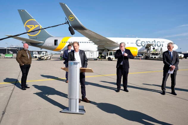 Bernd Osterloh Chairman of the General and Group Works Council of Volkswagen AG , Gunnar Kilian Member of the Board of Management of Volkswagen AG , Raoul Hille Managing Director of Hanover Airport , Bernd Althusmann Minister for Economic Affairs of Lower Saxony and Ralf Teckentrup CEO of Condor Flugdienst Volkswagen receives air freight with 5 million protective masks and medical supp Foto:xU.xStammx xFuturexImage