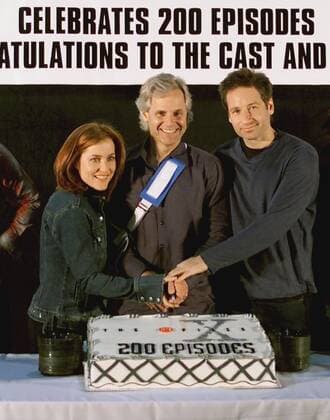 THE X-FILES, 1993-2002, Gillian Anderson, Chris Carter, David Duchovny, TM and Copyright (c) 20th Century Fox Film Corp. All rights reserved. 20thCentFox Courtesy Everett Collection !ACHTUNG AUFNAHMEDATUM GESCHÃ„TZT! PUBLICATIONXNOTxINxCANxCHNxFRAxITAxJPNxNORxPOLxRUSxESPxUKxUSA Copyright: x20thCentFox CourtesyxEverettxCollectionx TCDXFIL FE018