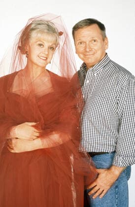 MRS. SANTA CLAUS, (from left): Angela Lansbury, costume designer Bob Mackie, 1996. Hallmark Entertainment Courtesy: Everett Collection Hallmark Entertainment Courtesy Everett Collection !ACHTUNG AUFNAHMEDATUM GESCHÃ„TZT! PUBLICATIONXNOTxINxCANxCHNxFRAxITAxJPNxNORxPOLxRUSxESPxUKxUSA Copyright: xHallmarkxEntertainment CourtesyxEverettxCollectionx TSDMRSA EC005
