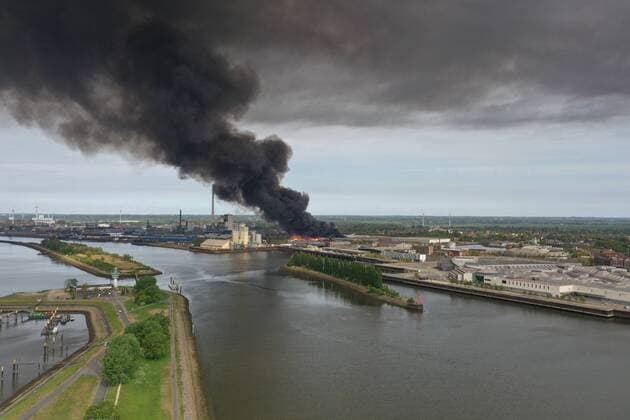 News Current events Major fire in Bremen Industrial port Aerial view of Bremen Industrial port Aerial view of Bremen Industrial port in which a major fire broke out in the morning The warehouse of a timber trade is on fire The cloud of smoke is still visible 35 kilometres away Smoke cloud, overseas city, fire, bremen, industrial port, major fire, fire brigade, fire, fire, emergency call, 112, rescue service, police Copyright: xDieVideomanufakturx