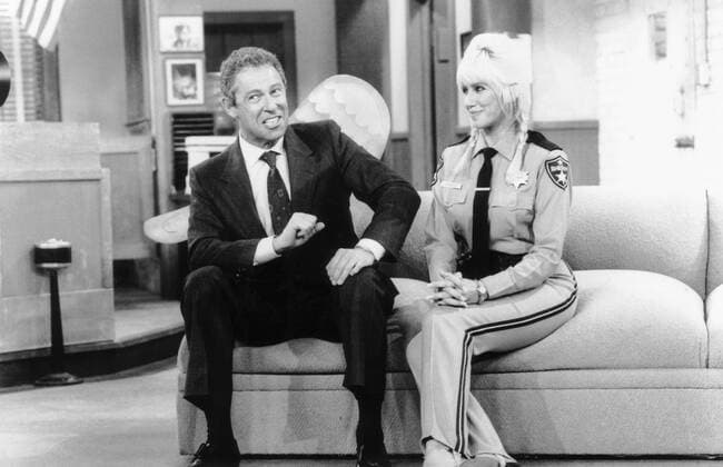 SHE S THE SHERIFF, from left: Alan Hamel, Suzanne Somers, All Alone, (season 1, episode 18, aired January 30, 1988), 1987-1989, Lorimar courtesy Everett Collection Lorimar Film Entertainment Courtesy Everett Collection !ACHTUNG AUFNAHMEDATUM GESCHÃ„TZT! PUBLICATIONXNOTxINxCANxCHNxFRAxITAxJPNxNORxPOLxRUSxESPxUKxUSA Copyright: xLorimarxFilmxEntertainment CourtesyxEverettxCollectionx TBDSHTH EC013