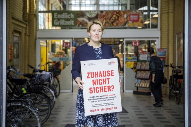 Federal Minister of Family Affairs Franziska Giffey, SPD, launches nationwide poster campaign Zuhause nicht sicher in cooperation with supermarkets ALDI Nord und Sued, Edeka, Lidl, Netto, Penny, Real and Rewe as part of the initiative Staerker als Gewalt Berlin, 29 04 2020 Berlin Germany Copyright: xJaninexSchmitz photothek.netx