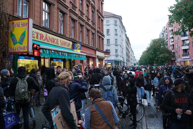 01 05 2020, Berlin, Germany, GER Impressions of the revolutionary May 1 demonstration in Berlin Kreuzberg In the picture demonstrators at Mariannenstraße before a late purchase