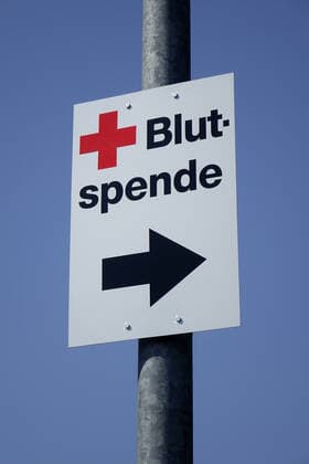 Blood donation sign Blood donation sign, 28 04 2020, Potsdam, Brandenburg, A sign on a lamppost points towards blood donation