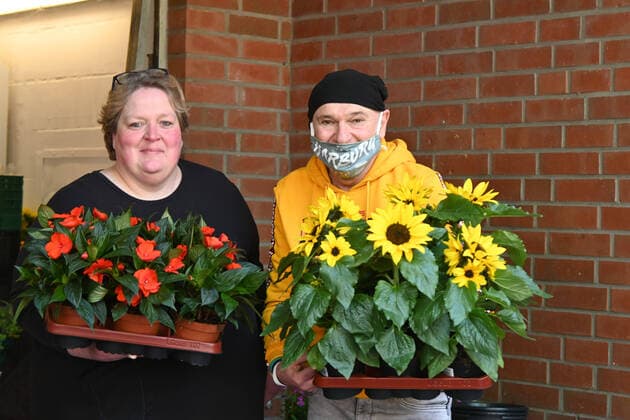 Hamburg Harburg the 06 05 2020 pop singer Peter Sebastian donates 350 potted plants to the Harburger Tafel on Mothers Day These were donated by Hans Eibl from Berlin Peter Sebastian has been patron and godfather of the Harburger Tafel for many years Bildinfo co-worker Sabine Pina, board member of the Tafel packs while distributing the flowers of Peter Sebastian