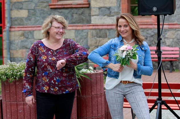 AWO director Jana Nickolmann and Nicci Schubert at a Mothers Day concert in the AWO nursing home in Görlitz, 10 05 2020 Foto:xM.xWehnertx xFuturexImage