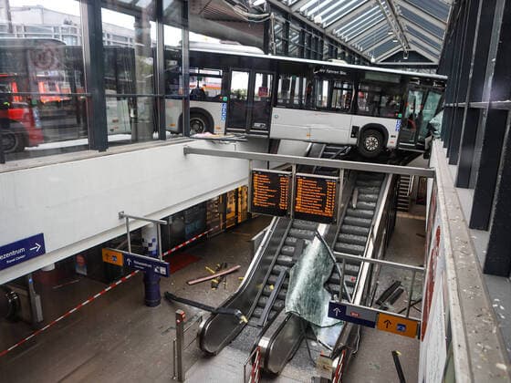 Urban bus races through station building Large-scale deployment of the fire brigade 13 05 20 Hamburg At around 1.59 p.m. a bus in Hamburg Bergedorf for reasons as yet unknown raced through the station building at Bergedorf bus station and came to a halt over the escalator The fire brigade is currently securing the articulated bus and preparing the rescue The S-Bahn trains are currently passing the stat Copyright: xLucaxFieldx