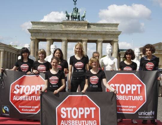 8 Pk Eva Padberg at Unicef action against child labour in front of the Brandenburg Gate, Berlin, Berlin, sun, blue sky, city view, city views, sight, sights, sightseeing, city of Berlin, symbol, symbol image, outside view, tourists, weather, Berlin D DEU Copyright: xBriganiArt Bartillx 00192344_00192344