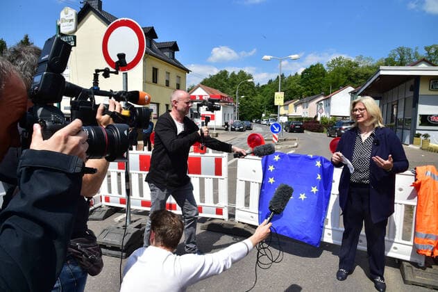 The German-French border in Saarbrücken gersweiler is free again since 1 p.m. at Fraiteg 15 5 2020 Saarlands Minister of Economic Affairs Anke Rehlinger and employees of the State Office for Road Construction removed the barriers to applause and a hop concert by residents and passers-by bub