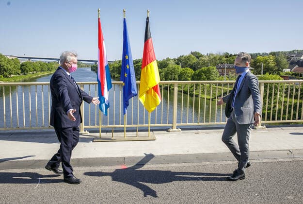 Federal Foreign Minister Heiko Maas, SPD, and the Foreign Minister of Luxembourg, Jean Asselborn, meet on a bridge over the Moselle between the cities of Perl and Schengen, and reopen the common border after the closure of the corona, 16 05 2020 Schengen Luxembourg Copyright: xThomasxImo photothek.netx