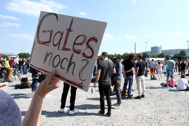 A demonstration and rally with 5,000 participants, including many corona deniers and other adherents of diffuse conspiracy theories, against restrictions on freedom to contain the corona crisis took place at the Wasen in Bad Cannstatt under the motto lateral thinking .