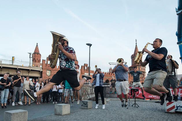 19 Fete de la Musique, Top Shelf Brass Band from Los Angeles LA in front of the Oberbaumbrücke on June 21, 2017 Jazz, Sunset, Golden Hour, Evening, Evening Hour, Evening mood, Jumping, Jump, Jump, Music Berlin Germany, Germany Copyright: xPOP-EYEx xBenxKriemannx 10075440_Fete2017_8744