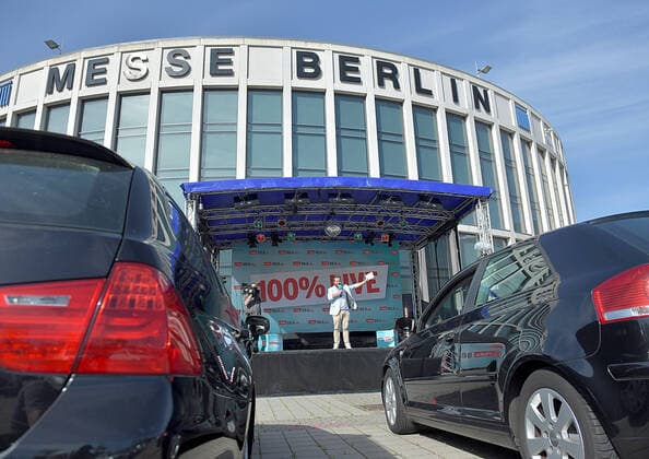 21 05 2020, xlakx, Entertainment Musik, rbb 88 8 90er Drive In Concert emspor, v l Tim Koschwitz Radio presenter from rbb 88 8 is on stage in the drive-in cinema at the corner of Messedamm and Alte Jaffestrasse Allego charging station All concerts take place live The audience sits in the car and listens to the sound on a separate frequency on Radio Berlin