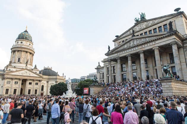 19 Fete de la Musique, Singalong and Flashmob, hundreds of participants sing the Ode to Joy live in front of the Konzerthaus on Berlins Gendarmenmarkt on 21 06 19, Classical music, Europe Flashmob, EU, European anthem, Schiller, Schauspielhaus, summer solstice, evening, sunset, longest day, shortest night, music Berlin Germany, Germany Copyright: xPOP-EYEx xBenxKriemannx 10114241_FeteDeLaMusique_1796