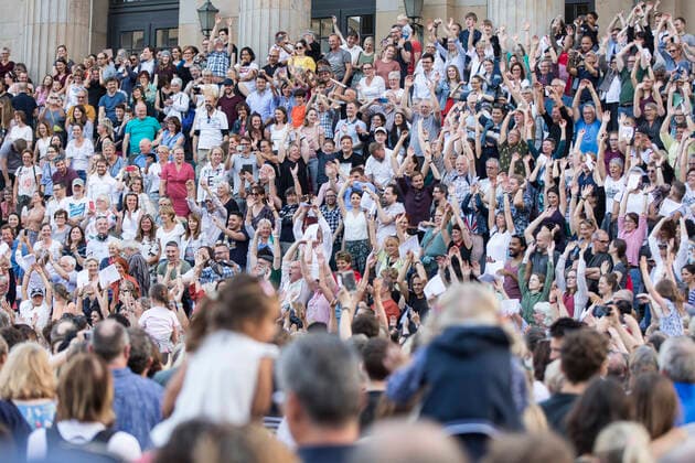 19 Fete de la Musique, Singalong and Flashmob, hundreds of participants sing the Ode to Joy live in front of the Konzerthaus on Berlins Gendarmenmarkt on 21 06 19, Classical music, Europe Flashmob, EU, European anthem, Laola, Schiller, Schauspielhaus, summer solstice, evening, sunset, longest day, shortest night, music Berlin Germany, Germany Copyright: xPOP-EYEx xBenxKriemannx 10114242_FeteDeLaMusique_1849