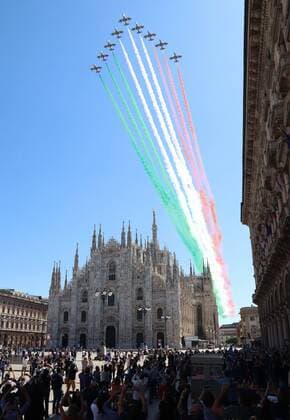 photo ipp clemente marmorino milan 25 05 2020 passage over the skies of milan of the acrobatic air patrol tricolor arrows in the photo the passage over the dome of milan  0