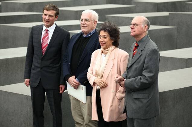 85 Uwe Neumaerker Director of the Foundation Memorial to the Murdered Jews of Europe, Peter Eisenman Architect of the Memorial, Lea Rosh Initiator and Chairperson of the Sponsoring Committee and Prof Dr Norbert Lammert President of the Bundestag and Chairman of the Board of Tru Copyright: xPOP-EYE TH_Hungerx 00218743_00218743