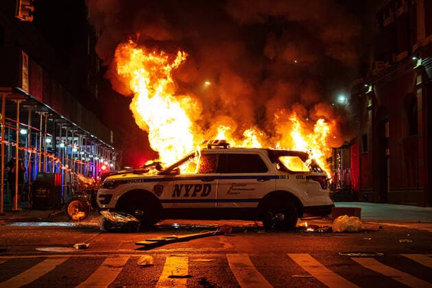 200530 A police car is one fire during a protest over the death of George Floyd, on May 30, 2020 close to Union Square in the Manhattan borough of New York, NY, USA Photo Joel Marklund BILDBYRAN kod JM 88155 bbeng protest demonstration Black Lives Matter,  Copyright: JOELxMARKLUND 0047299248st