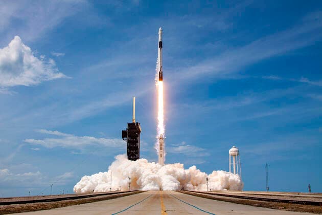 Bilder des Jahres 2020, News 05 Mai News Themen der Woche KW22 Cape Canaveral 30.05.2020, Cape Canaveral, USA, SpaceX Demo 2 Mission, im Bild Start der SpaceX Falcon 9-Rakete mit dem Raumschiff Crew Dragon des Unternehmers Elon Musk. SpaceX Demo-2-Mission der NASA zur Internationalen Raumstation ISS mit den NASA-Astronauten Robert Behnken und Douglas Hurley. Behnken und Hurley starteten um 15.22 Uhr. EDT am Samstag, 30. Mai, vom Launch Complex 39A im Kennedy Space Center. launch of a SpaceX Falcon 9 rocket carrying the company s Crew Dragon spacecraft on NASAis SpaceX Demo-2 mission with NASA astronauts Robert Behnken and Douglas Hurley onboard, Saturday, May 30, 2020, from the balcony of Operations Support Building II at NASAis Kennedy Space Center in Florida. NASAis SpaceX Demo-2 mission is the EP_str
