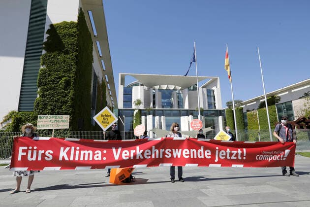 Demonstration against the purchase premium for vehicles with combustion engine and SUVs The human chain goes from the German Association of the Automotive Industry to the Federal Chancellery The organizers of the demonstration are Campact, Fridays for Future, BUND, Greenpeace, VCD, Attac, Natur Freunde, Linke und Changing Cities, DEU, Berlin, 02 06 2020