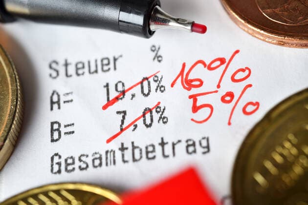 Crossed-out VAT rates on a receipt, symbolic photo for reduced VAT to stimulate the economy ** NUR FUER REDAKTIONELLE ZWECKE ** EDITORIAL USE ONLY **