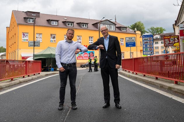 The Czech Republic opens borders The Mayor of Dolni Poustevna Robert Holec on the left and the Lord Mayor of the town of Sebnitz Mike Ruckh on the right meet together on the border bridge between the Czech Republic and Germany The Parliament in Prague has decided that at noon on 05 06 2020 it will be reopened for German citizens Sebnitz Saxony Germany Daniel Schäfer