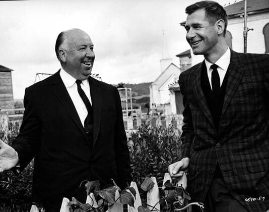 THE BIRDS THE BIRDS Director ALFRED HITCHCOCK, EVAN HUNTER alias ED MCBAIN Scriptwriter Date: 1963. Strictly editorial use only in conjunction with the promotion of the film. Credit line mandatory. This image is copyright of the film company and is supplied under the terms of issue as film still. No commercial or book cover use permitted without prior consent from the film company.  Mandatory credit line: Image courtesy UNIVERSAL PICTURES Ronald Grant Archive Mary Evans
