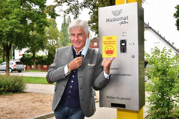 Frederic Meisner action I buy an E Inauguration of the first Maskomat protective masks disposable masks net discounter supermarket grocery store Munich 17 June 2020