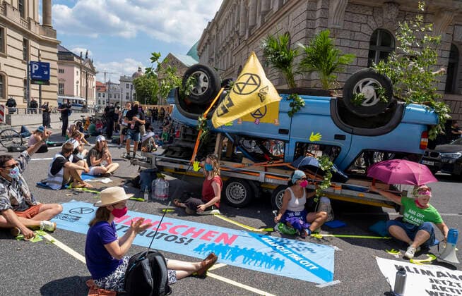 Extinction Rebellion blocks VDA headquarters Germany, Berlin, 17 06 2020, 250 activists of Extinction Rebellion block the headquarters of the German Association of the Automotive Industry VDA , on the roof of a tilted and planted SUV, Â