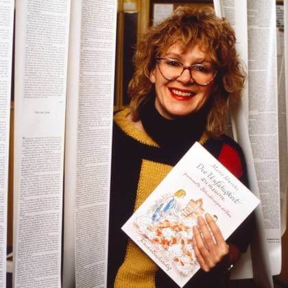 Antje Kunstmann Antje Kunstmann, deutsche Herausgeberin und Verlegerin, mit dem Buch Die Unfähigkeit zu mauern von Autorin Marie Marcks, Deutschland 1988. German editor and publisher Antje Kunstmann, Germany 1988., Deutschland Copyright: kpa UnitedArchives55003527 EDITORIAL USE ONLY