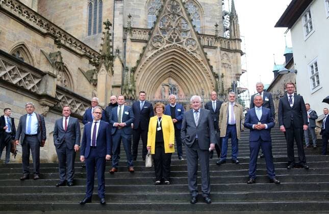 Erfurt conference of interior ministers 18 06 2020 , Erfurt, Domplatz, conference of interior ministers, in the picture group photo of the interior ministers on the steps of the cathedral, in front are the interior minister of Thuringia Georg Maier SPD and the federal interior minister Horst Seehofer CSU