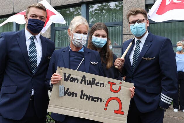 Lower Saxony, Hanover, 18 06 2020, flight attendants of Tui Airline Tuifly demonstrate in front of the Tui Group building during the supervisory board meeting against the planned changes of Tui Airline The supervisory board of Tui Airline Tuifly discusses the austerity measures planned by management at a meeting